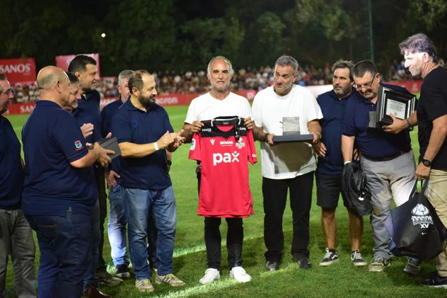 Antes de Dogos XV-Capibaras XV se realizó un reconocimiento a Félix Páez Molina, flamante presidente de la Unión Argentina de Rugby. (Javier Ferreyra / La Voz))