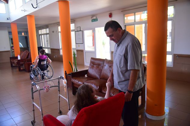 Cadenini dialoga con una de las residentes del Cottolengo.