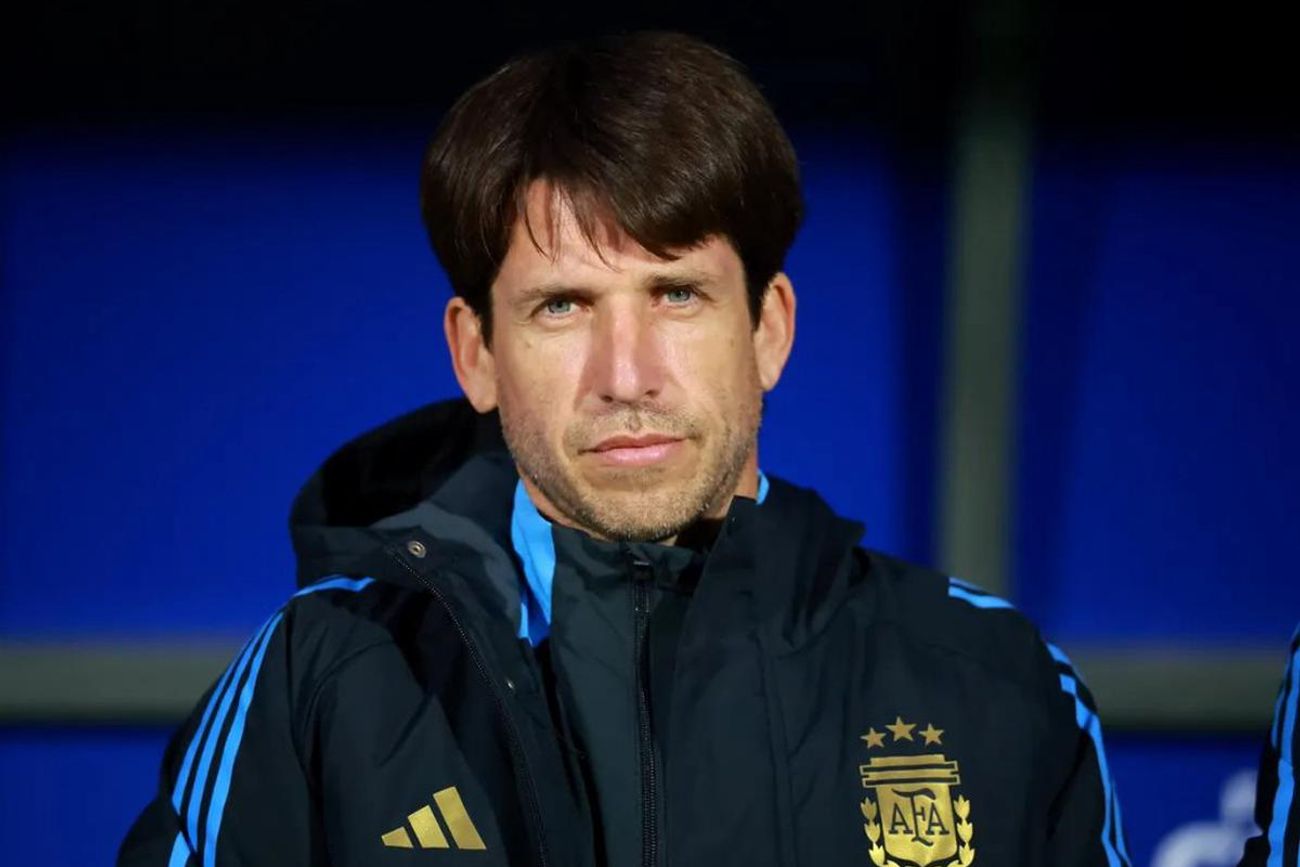 Diego Placente es el entrenador de la Selección Argentina Sub 17 que jugará el Sudamericano de la categoría desde el 4 de abril en Paraguay. (@Argentina)