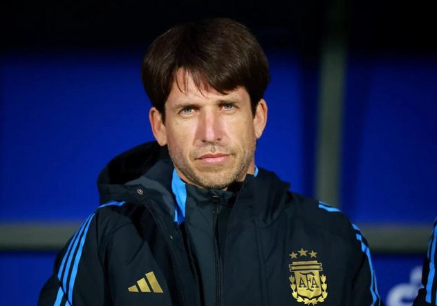 Diego Placente es el entrenador de la Selección Argentina Sub 17 que jugará el Sudamericano de la categoría desde el 4 de abril en Paraguay. (@Argentina)