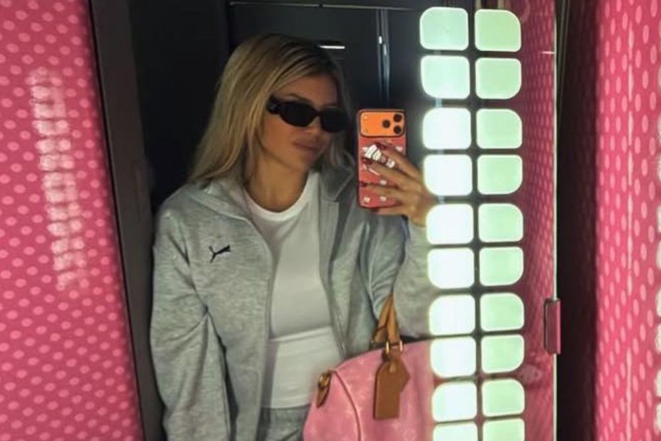 Wanda Nara apostó a un estilismo cómodo en clave athleisure y elevó el outfit con una cartera de lujo en tono rosa que ya había dado que hablar meses atrás.