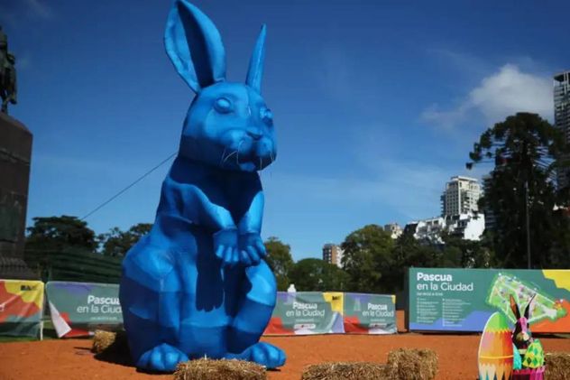 Los conejos inflables enormes son parte de los atractivos de este parque temático.