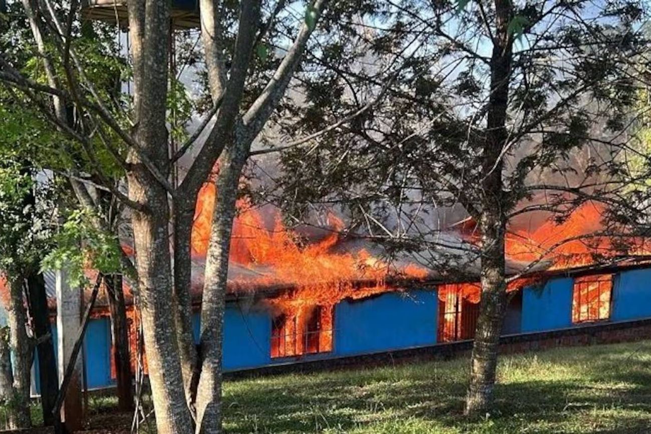 Acusan a un chico de 13 años de provocar un incendio y destrucción total de una escuela en Misiones. 