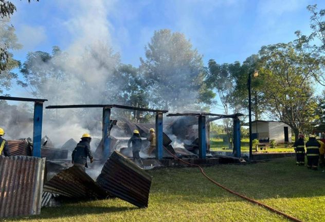 Acusan a un chico de 13 años de provocar un incendio y destrucción total de una escuela en Misiones. 