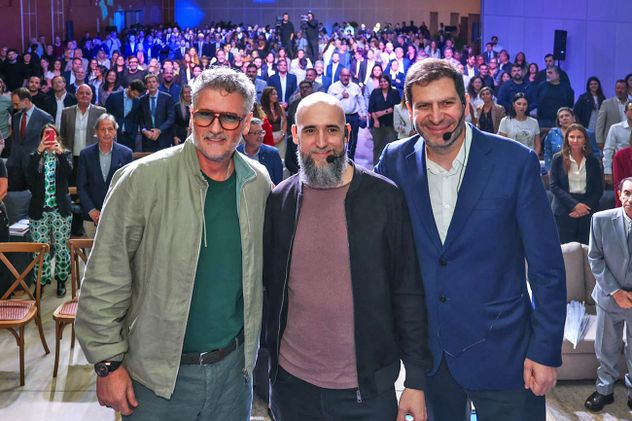 La jornada concluyó con una mesa de debate entre Santiago, Hernández y Bittar.