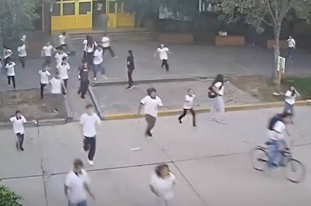 Corridas. Cuando comenzaron los disparos, los estudiantes del colegio escaparon del establecimiento para resguardar sus vidas.