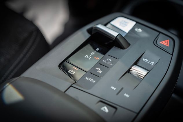 Cuenta con una caja automática Steptronic de doble embrague de siete velocidades. La tracción es simple.