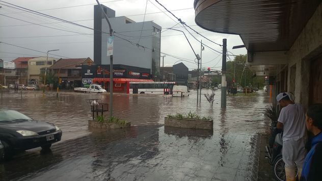 Lluvia e inundaciones en Mar del Plata. (X @diegofernanguti)