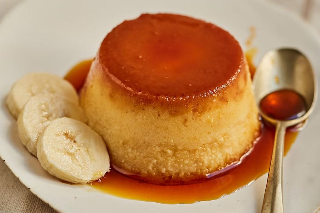 Con bananas maduras y sin azúcar extra, este flan logra una textura suave y un sabor dulce natural perfecto para cualquier momento del día.