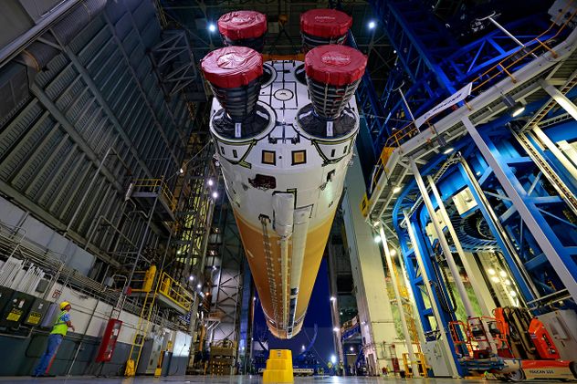 Artemis II. El SLS es el único cohete capaz de enviar la nave espacial Orion de la NASA, cuatro astronautas y una gran carga directamente a la Luna en un solo lanzamiento.