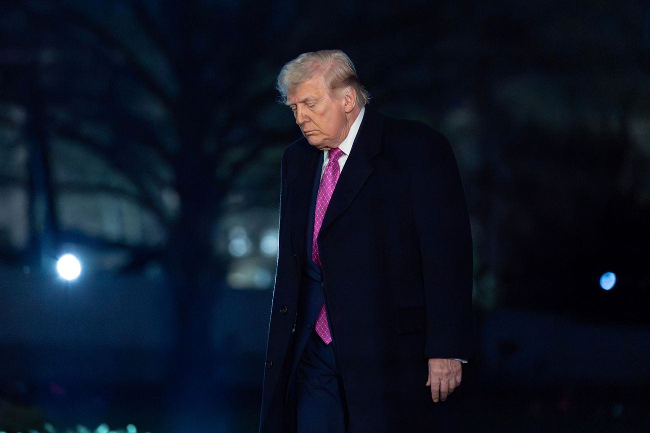 El presidente Donald Trump camina por el South Lawn a su llegada a la Casa Blanca, el domingo 29 de marzo de 2026, en Washington. (Foto Jose Luis Magana)
