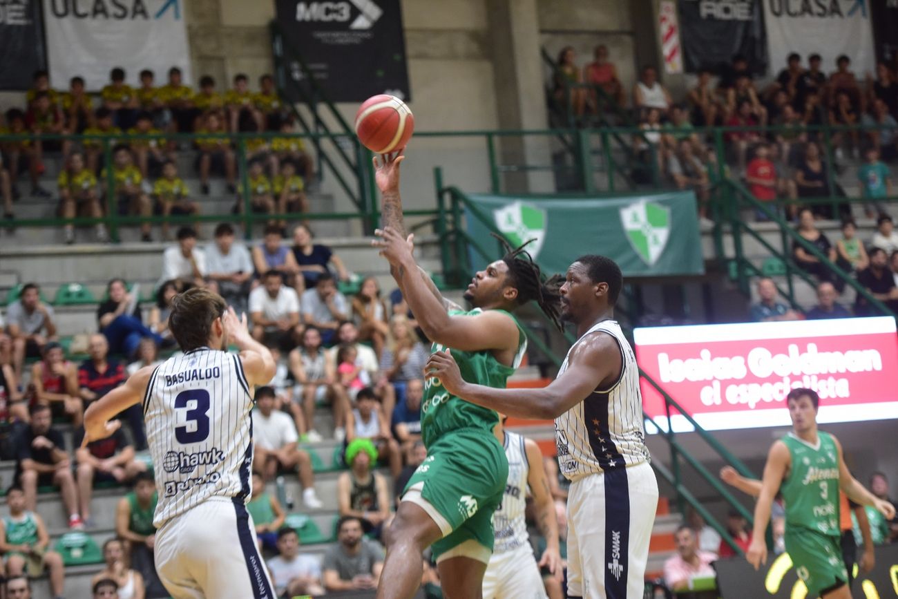 Sanders y Thornton armaron un gran duelo en la pintura en el partido de Atenas con Peñarol de Mar del Plata en barrio General Bustos por la Liga Nacional.