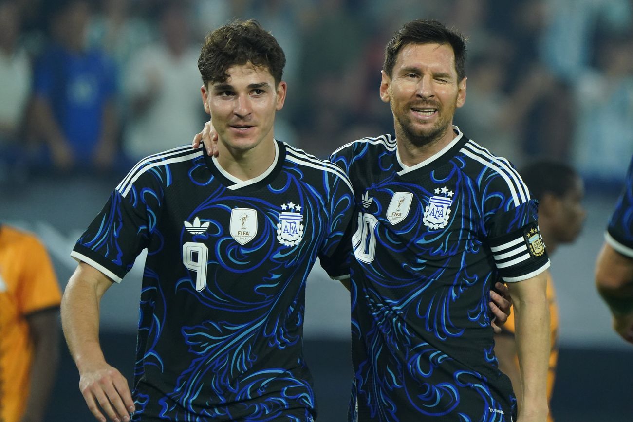 Julián Álvarez y Lionel Messi en el Argentina vs. Zambia, en la Bombonera.