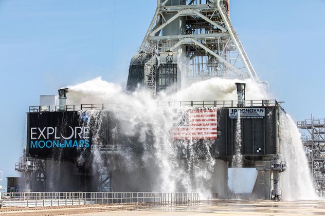 Exploration Ground Systems, con sede en el Centro Espacial Kennedy en Florida, desarrolla y opera los sistemas e instalaciones necesarios para procesar, lanzar y recuperar cohetes y naves espaciales para las misiones Artemis de la NASA.