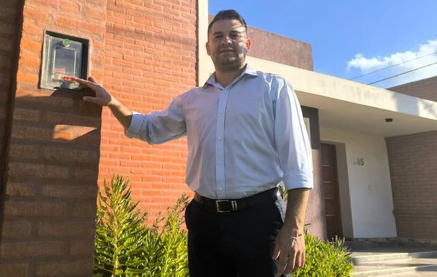 David Balbo, tesorero de la Cooperativa de Obras y Servicios Públicos de Río Tercero, marca los medidores de energía domiciliarios que serán renovados. 