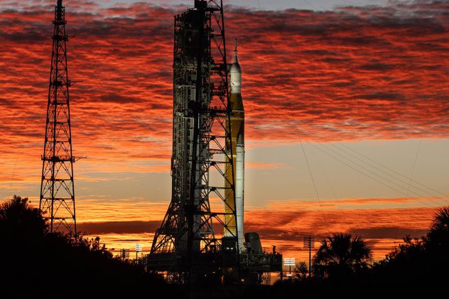 Artemis II. El SLS es el único cohete capaz de enviar la nave espacial Orion de la NASA, cuatro astronautas y una gran carga directamente a la Luna en un solo lanzamiento.