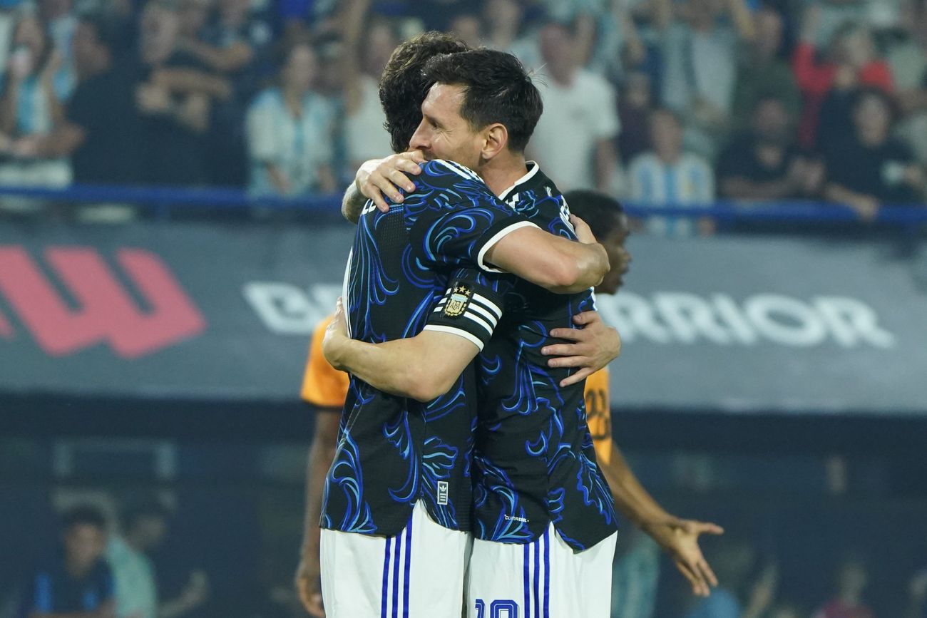 Julián Álvarez y Lionel Messi en el Argentina vs. Zambia, en la Bombonera.