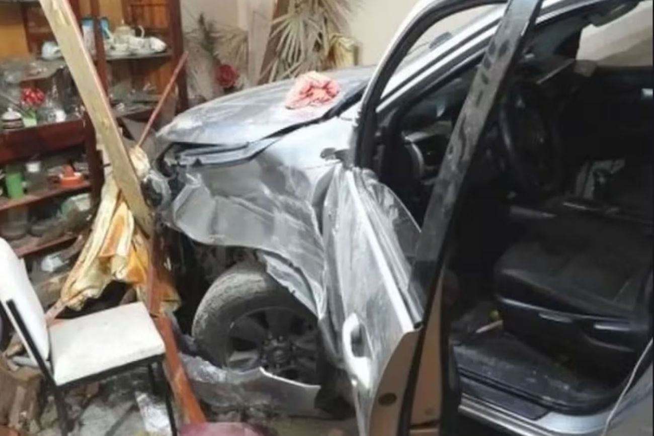 Tucumán: chocó su camioneta contra una casa para matar a su esposa y sus hijas la salvaron.