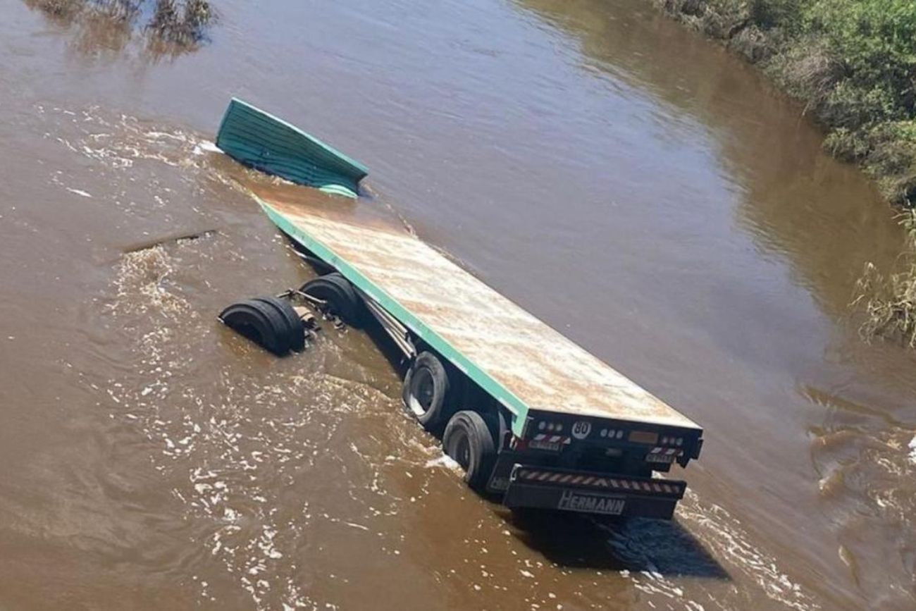 Siniestro en la autopista Rosario- Córdoba: encontraron muerto al chofer del camión que cayó a un arroyo