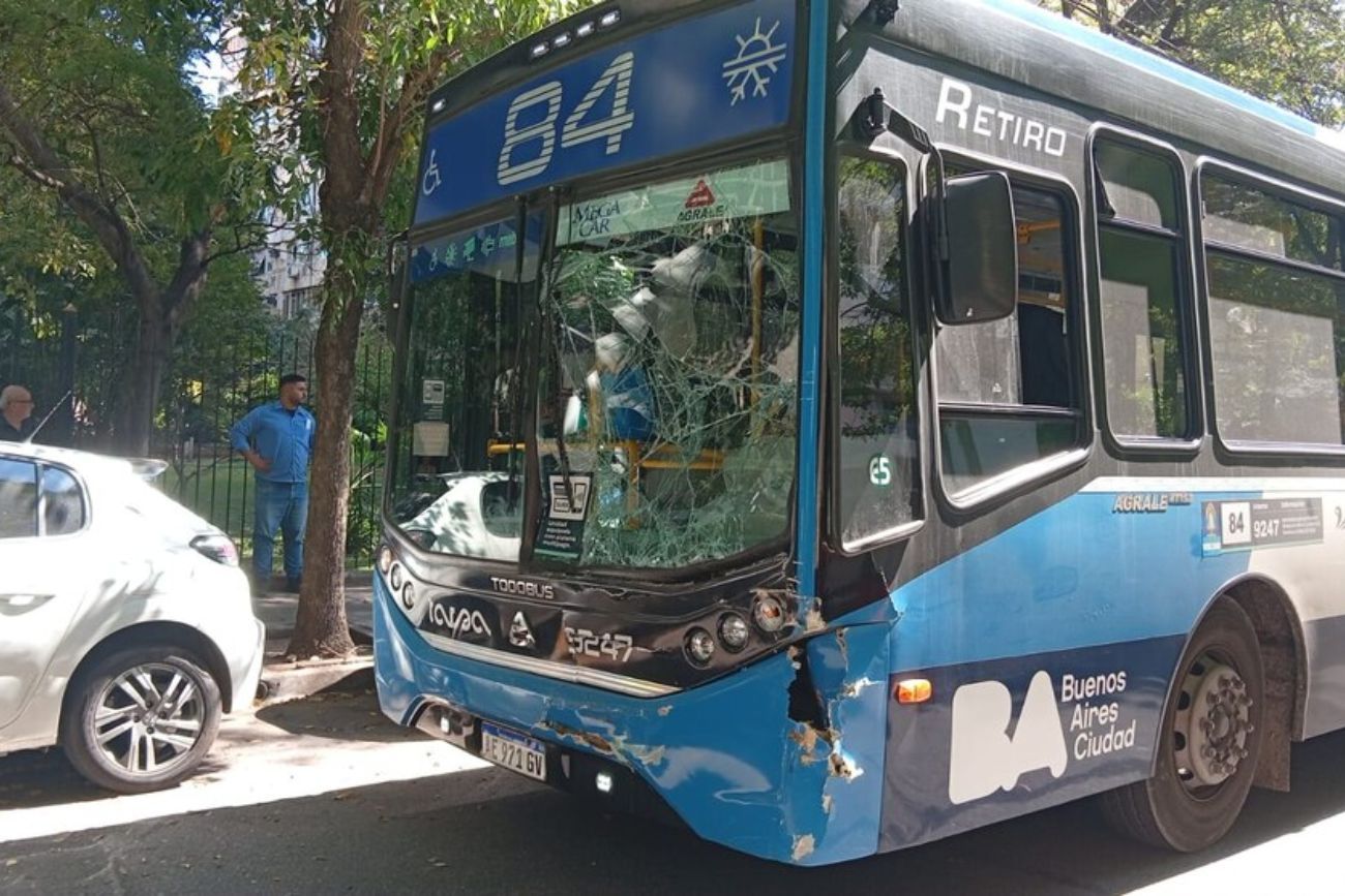 Un triple choque entre un colectivo, un camión y un auto dejó nueve personas heridas. (@bagliettoc)