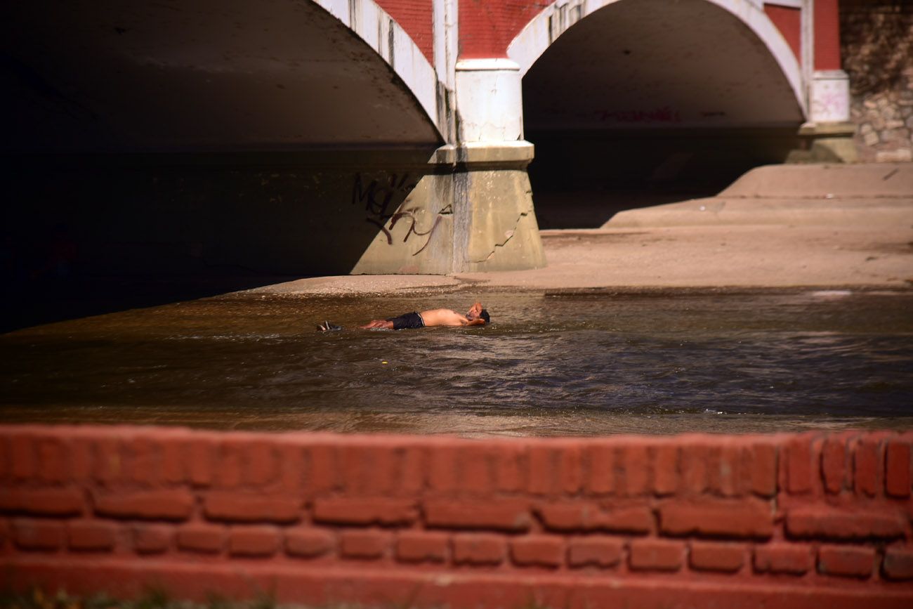 En foco. Intenso calor en la ciudad de Córdoba. 