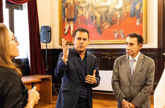 Marcelo Rodio y Domingo Sesín dialogan durante la recorrida por el Palacio de Justicia, en el marco de la articulación para la futura exhibición.