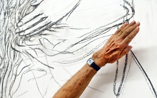 El artista Pat Andrea en la sala del Chateau CAC con el mural que pintó y donó. 