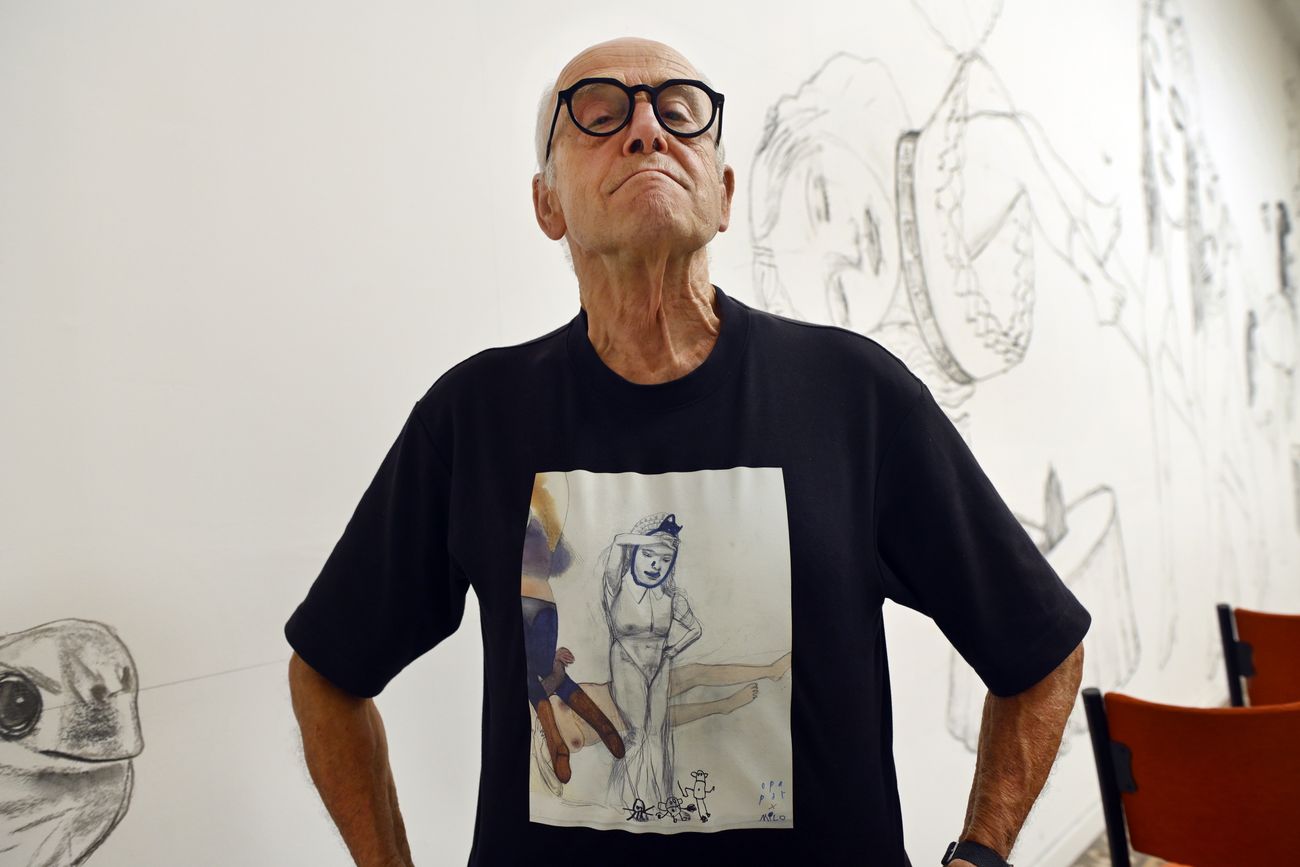 El artista Pat Andrea en la sala del Chateau CAC con el mural que pintó y donó. 