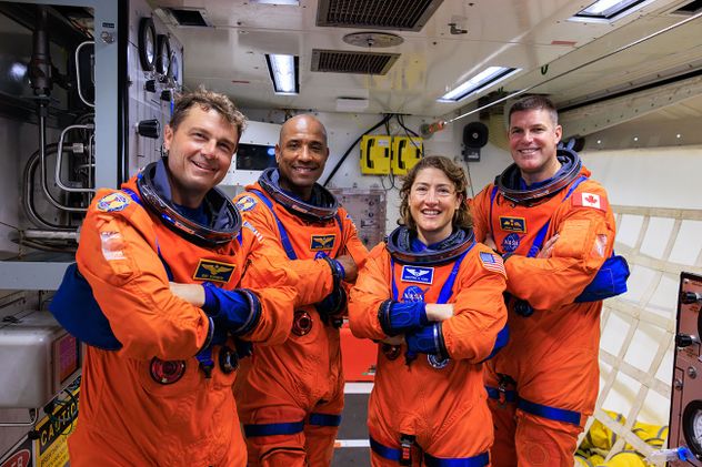 Cuatro astronautas se aventurarán alrededor de la Luna en la misión Artemis II, la primera misión tripulada en el camino de la NASA para establecer una presencia a largo plazo en la Luna para la ciencia y la exploración a través del programa Artemis.