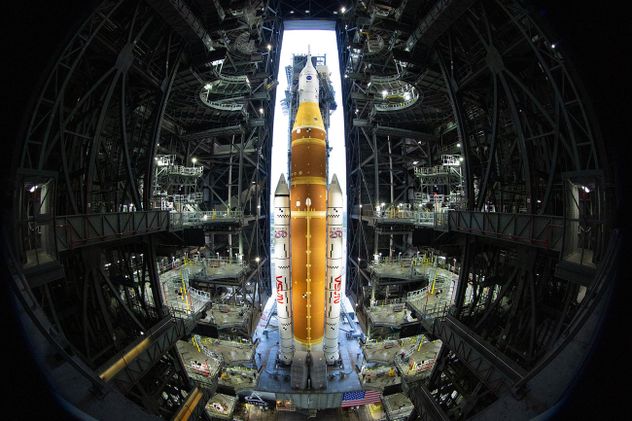 Artemis II. El SLS es el único cohete capaz de enviar la nave espacial Orion de la NASA, cuatro astronautas y una gran carga directamente a la Luna en un solo lanzamiento.