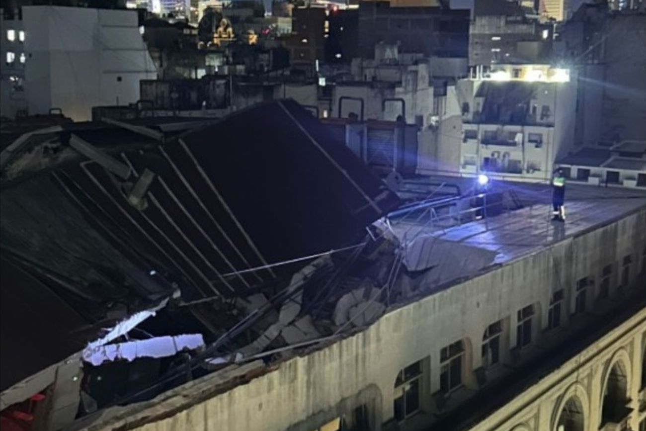 Derrumbe en la sede central de Edesur: evacuaron el edificio en tras el desplome de una losa