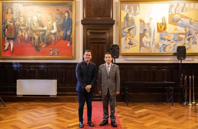 Marcelo Rodio y Domingo Sesín  en el Palacio de Justicia, con dos de los retratos históricos sobre la representación de la Justicia.