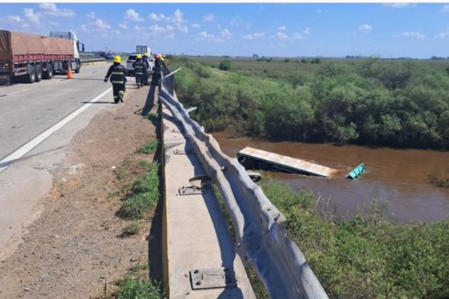 Siniestro en la autopista Rosario- Córdoba: un camión cayó a un arroyo y buscan al chofer (Foto gentileza)