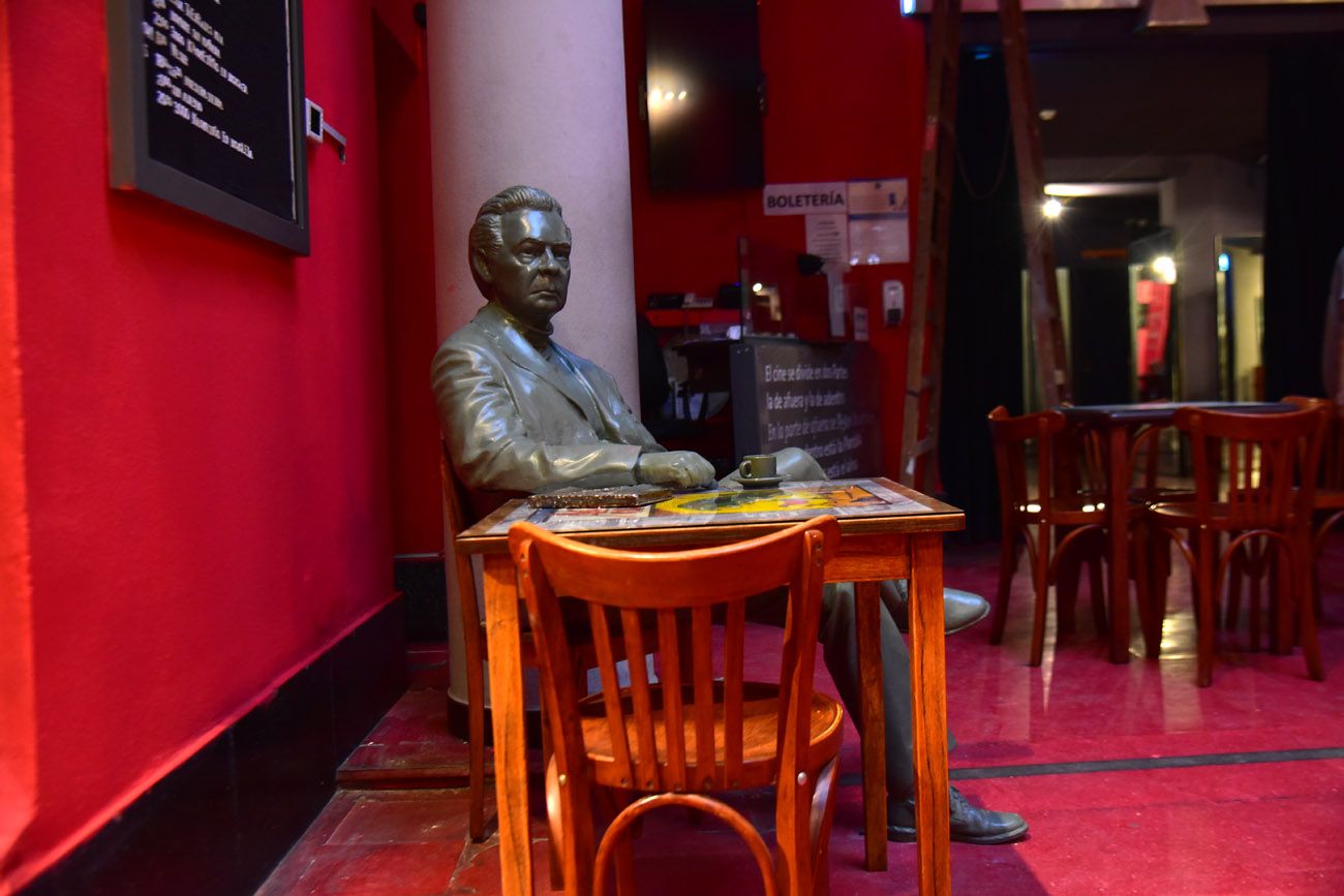 La estatua de Daniel Salzano será instalada en el bar del Cineclub Municipal. 