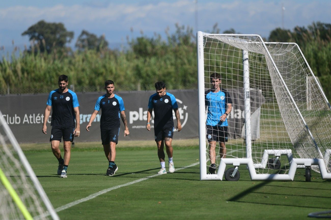 Vicentini y Sprörle junto al Chino Zelarayán. El arquero y el defensor serían baja ante River, el Chino jugaría.