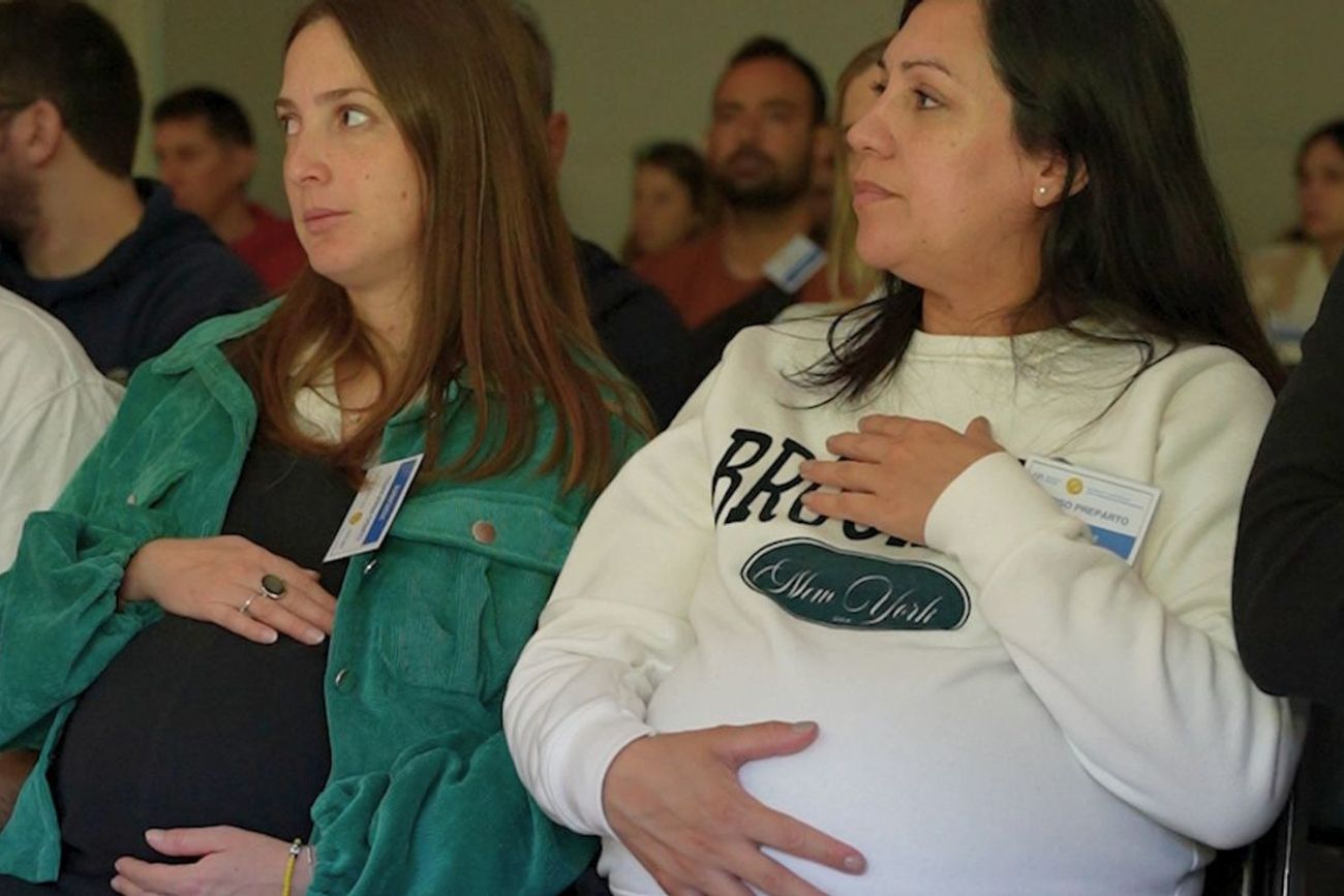 El curso preparto está dictado por obstetras, neonatólogos,puericultores y kinesiólogas. Brinda información , acompañamiento y empodera a las familias durante el embarazo, el parto y el posparto así como también la atención segura del recién nacido.