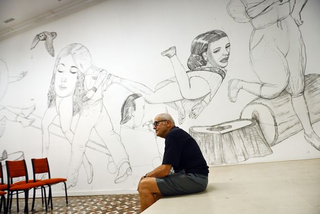 El artista Pat Andrea en la sala del Chateau CAC con el mural que pintó y donó. 