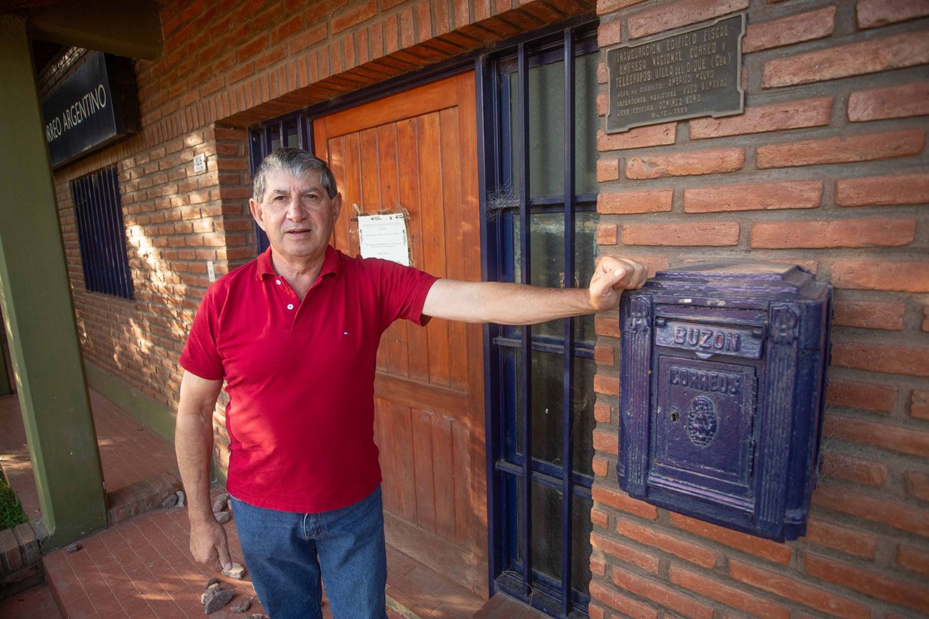 Julio “Tito” Ramírez, trabajo 45 años en el correo de Villa del Dique. Al poco tiempo que se jubiló, cerró el Correo en el pueblo.