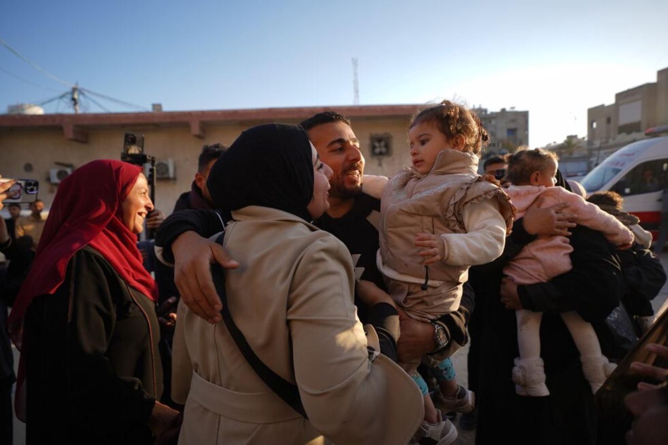Bebés evacuados de Gaza se reúnen con sus familias tras dos años de guerra