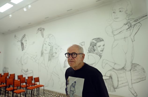 El artista Pat Andrea en la sala del Chateau CAC con el mural que pintó y donó. 