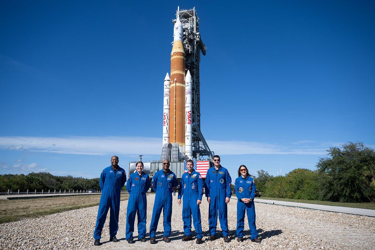 Cuatro astronautas se aventurarán alrededor de la Luna en la misión Artemis II, la primera misión tripulada en el camino de la NASA para establecer una presencia a largo plazo en la Luna para la ciencia y la exploración a través del programa Artemis.