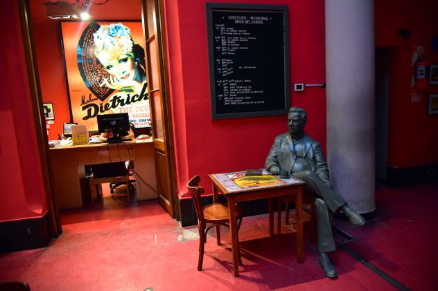 La estatua de Daniel Salzano será instalada en el bar del Cineclub Municipal.