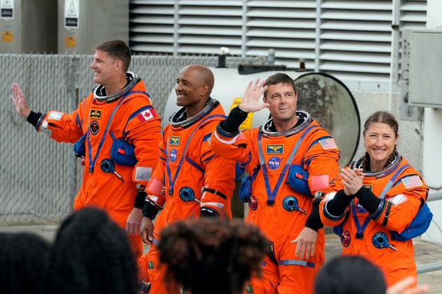 De izquierda a derecha: los astronautas Jeremy Hansen, Victor Glover, Reid Wiseman y Christina Koch salen del Edificio de Operaciones y Verificación para dirigirse a la plataforma de lanzamiento 39-B y al lanzamiento de Artemis II.
