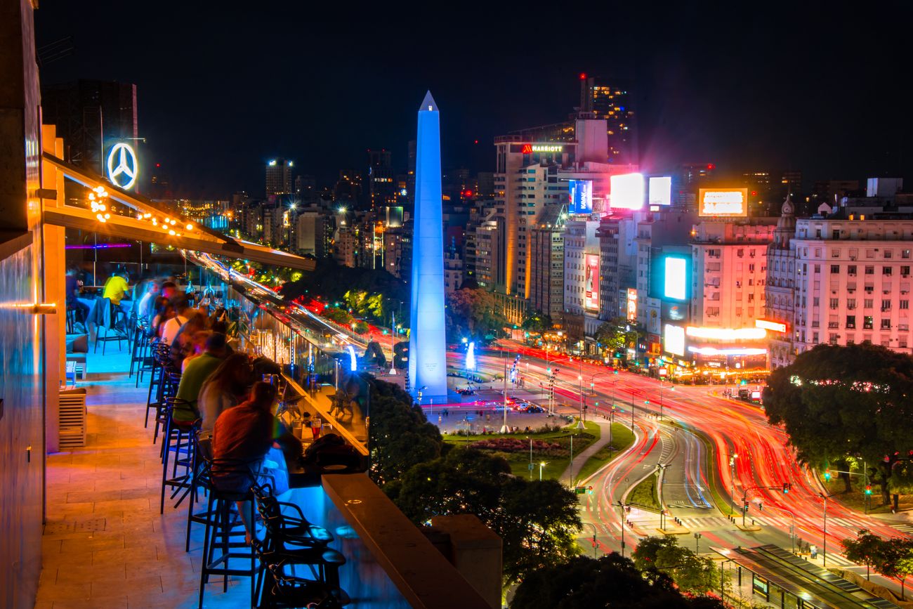 Grand Brizo Buenos Aires propone una experiencia de hospedaje diseñada para combinar confort, coctelería y vistas privilegiadas. (Foto: Álvarez Argüelles Hoteles)