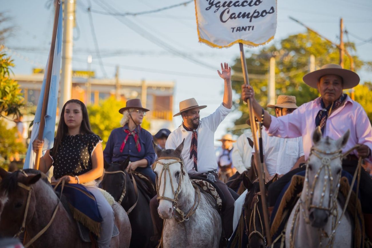 Más de 200 jinetes protagonizaron el desfile que abrió las celebraciones por un nuevo año de la localidad.