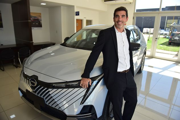 Matías, con uno de los modelos de GAC, la marca china que el grupo trae a Córdoba. En breve inaugura el salón de ventas. "Las marcas chinas ofrecen calidad a precios competitivos. Elegimos traer una que nos genera confianza", dice. (José Gabriel Hernández)