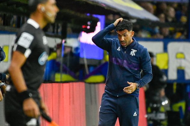 ARCHIVO | Carlos Tevez, entrenador de Talleres, en la Bombonera ante Boca.