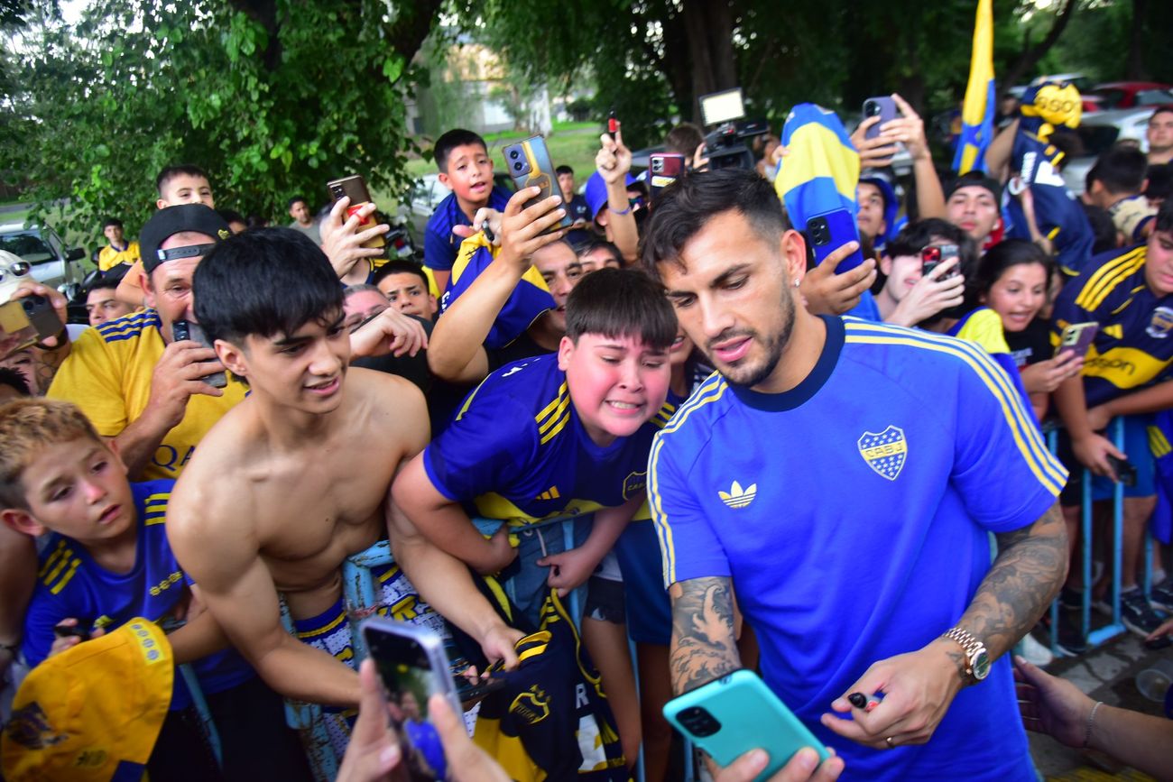 Locura por Leandro Paredes en Córdoba: el plantel de Boca saludó a los hinchas antes de jugar con Talleres