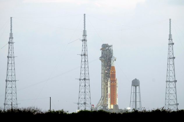 El cohete lunar Artermis II de la Nasa en la plataforma de lanzamiento 39-B del Centro Espacial Kennedy horas antes del intento de lanzamiento previsto para este miércoles 1 de abril de 2026 en Cabo Cañaveral, Florida.