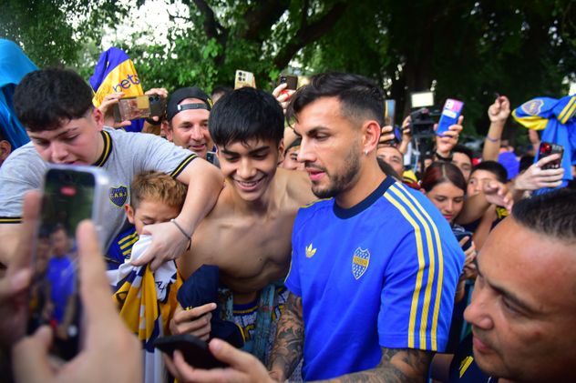 Llegada de Boca a Córdoba y saludo con los hinchas.